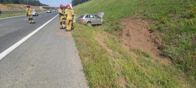 Na ekspresówce skoda wypadła z jezdni i uderzyła w skarpę. Są utrudnienia w ruchu (zdjęcia)