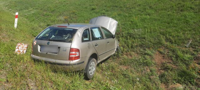 Na ekspresówce skoda wypadła z jezdni i uderzyła w skarpę. Są utrudnienia w ruchu (zdjęcia)