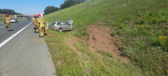 Na ekspresówce skoda wypadła z jezdni i uderzyła w skarpę. Są utrudnienia w ruchu (zdjęcia)