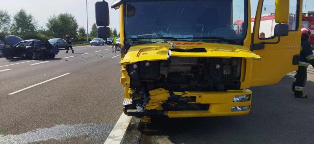 Zatrzymał się na lewym pasie drogi ekspresowej. Auto staranowała ciężarówka (zdjęcia)