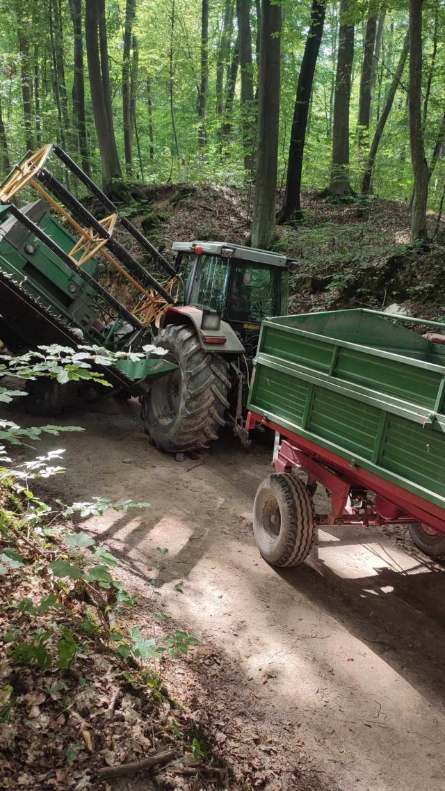 Zderzenie kombajnu z ciągnikiem rolniczym. Na miejscu interweniowały służby ratunkowe (zdjęcia)