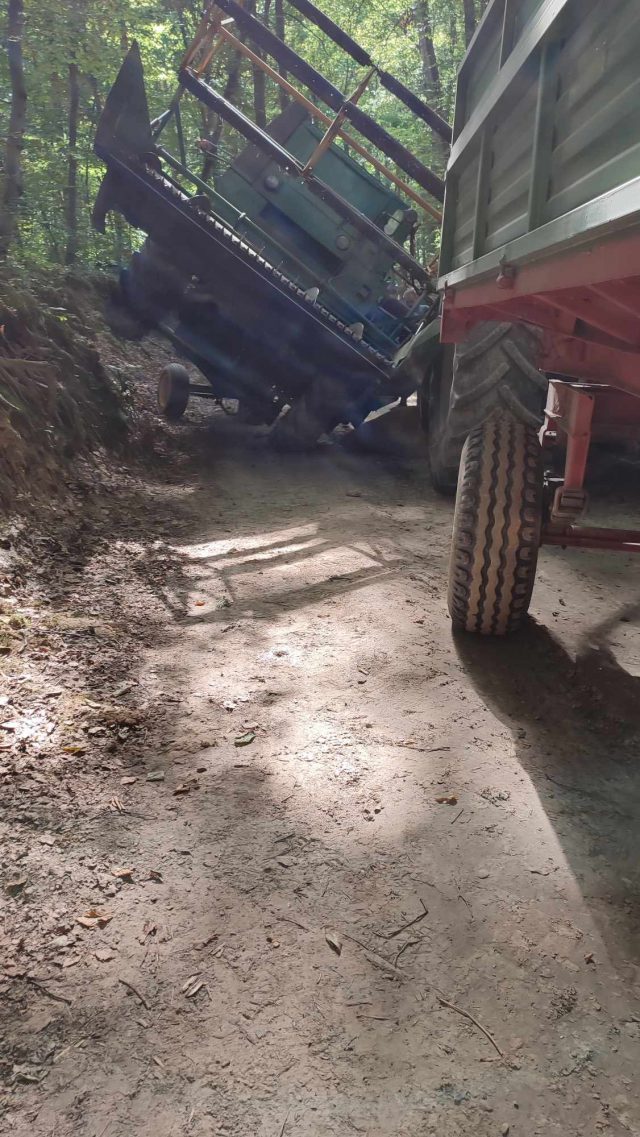 Zderzenie kombajnu z ciągnikiem rolniczym. Na miejscu interweniowały służby ratunkowe (zdjęcia)