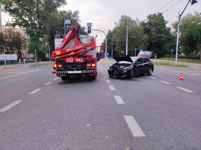 Skręcał w lewo, nie ustąpił pierwszeństwa przejazdu. Zdarzenie nissana z volvo na skrzyżowaniu (zdjęcia)