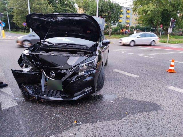 Skręcał w lewo, nie ustąpił pierwszeństwa przejazdu. Zdarzenie nissana z volvo na skrzyżowaniu (zdjęcia)