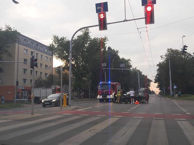 Skręcał w lewo, nie ustąpił pierwszeństwa przejazdu. Zdarzenie nissana z volvo na skrzyżowaniu (zdjęcia)