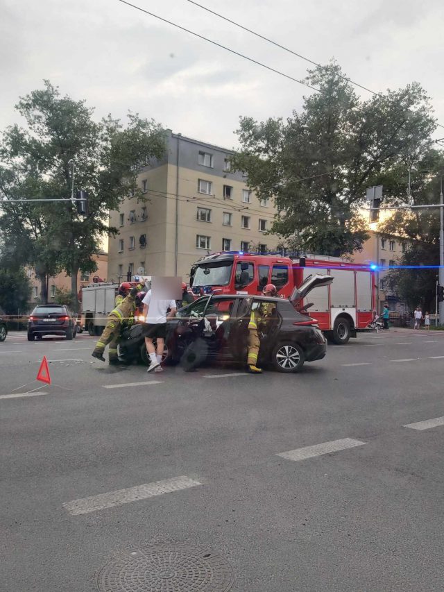 Skręcał w lewo, nie ustąpił pierwszeństwa przejazdu. Zdarzenie nissana z volvo na skrzyżowaniu (zdjęcia)