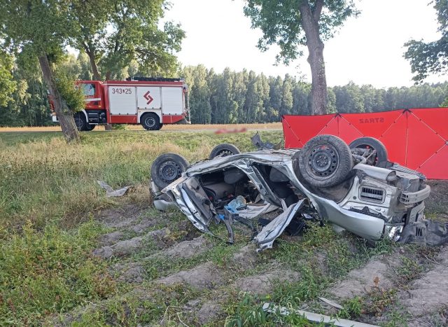 Toyota wypadła z drogi, uderzyła w drzewo i dachowała. Kierowca nie przeżył (zdjęcia)