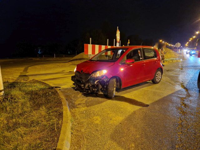 Zderzenie dwóch aut na przebudowywanym skrzyżowaniu. Jeden z kierowców nie ustąpił pierwszeństwa (zdjęcia)