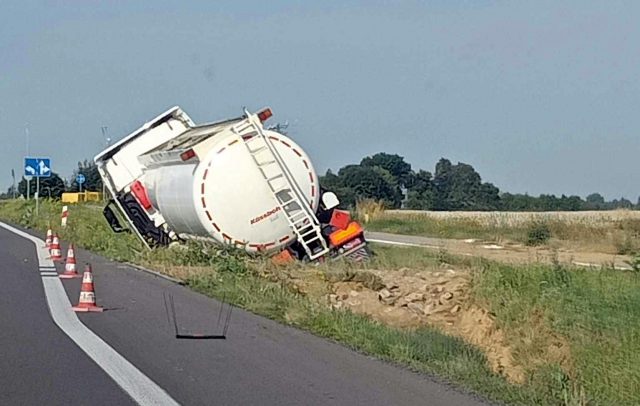 Cysterna wpadła do rowu. Kierowcy nic się nie stało, nie ma problemów z przejazdem (zdjęcia)