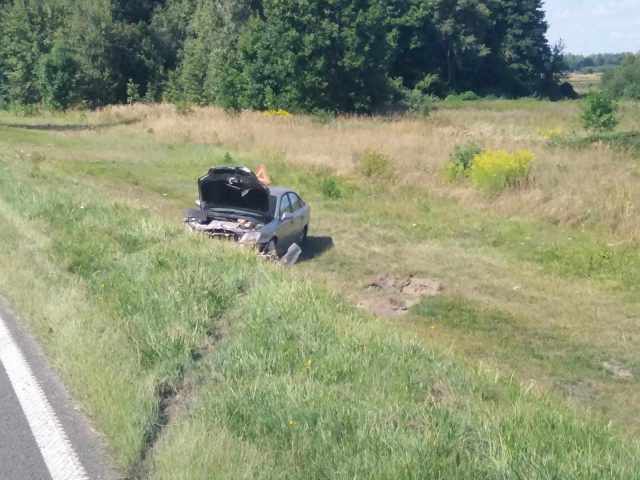 Zobaczył, że coś leży na jezdni. Chcąc to ominąć, stracił panowanie nad pojazdem (zdjęcia)