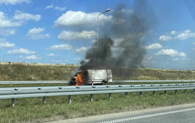 Na ekspresówce zapaliło się auto dostawcze. Trwa akcja strażaków, są utrudnienia w ruchu (zdjęcia)