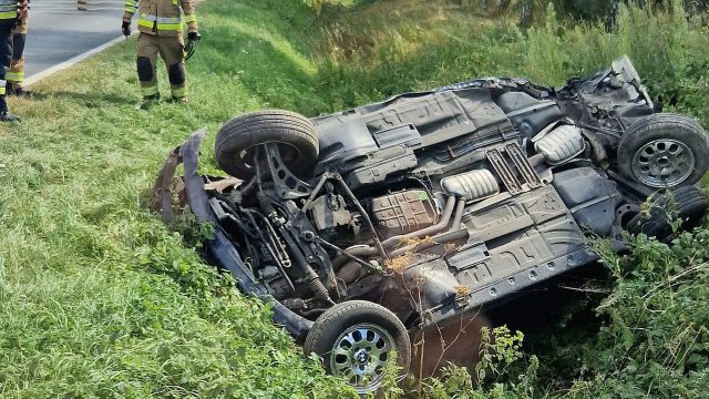 Nie zatrzymał się do kontroli, ucieczka zakończyła się dachowaniem. Jeden z pasażerów BMW nie żyje (zdjęcia)