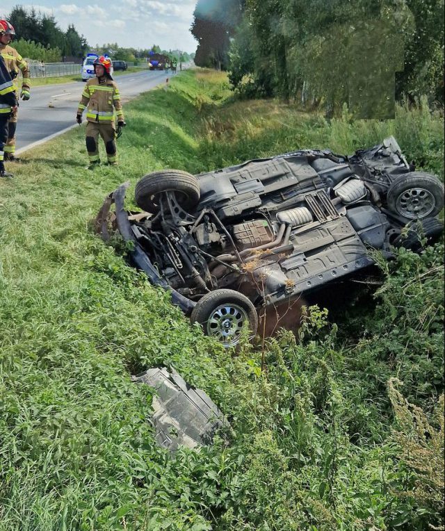 Nie zatrzymał się do kontroli, ucieczka zakończyła się dachowaniem. Jeden z pasażerów BMW nie żyje (zdjęcia)