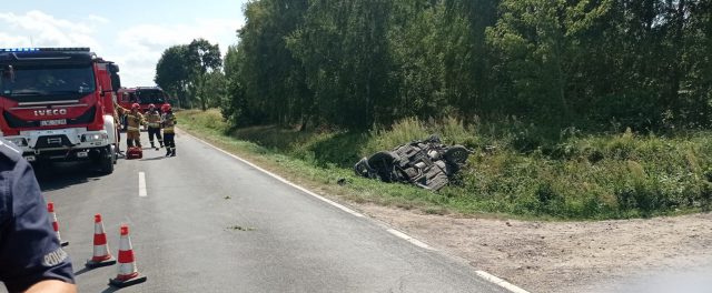 Nie zatrzymał się do kontroli, ucieczka zakończyła się dachowaniem. Jeden z pasażerów BMW nie żyje (zdjęcia)