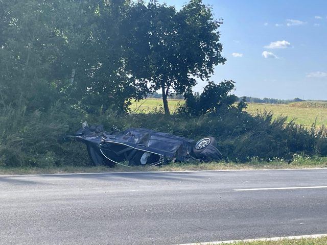 Nie zatrzymał się do kontroli, w trakcie ucieczki BMW dachowało. Jeden z mężczyzn wypadł z pojazdu (zdjęcia)