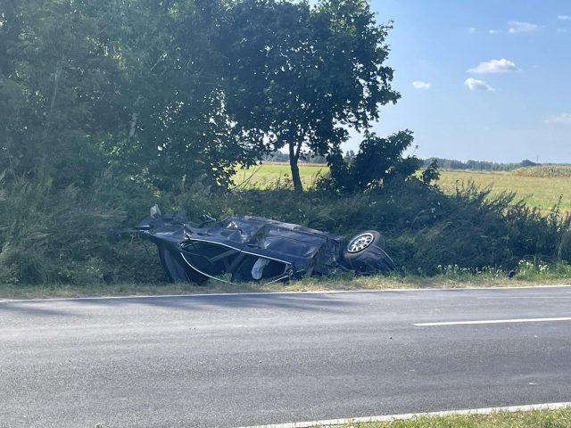 Nie zatrzymał się do kontroli, w trakcie ucieczki BMW dachowało. Jeden z mężczyzn wypadł z pojazdu (zdjęcia)