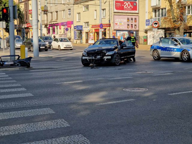 Zderzenie mercedesa z oplem na skrzyżowaniu. Policjanci ustalają, który z kierowców zawinił (zdjęcia)