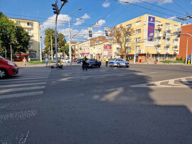 Zderzenie mercedesa z oplem na skrzyżowaniu. Policjanci ustalają, który z kierowców zawinił (zdjęcia)