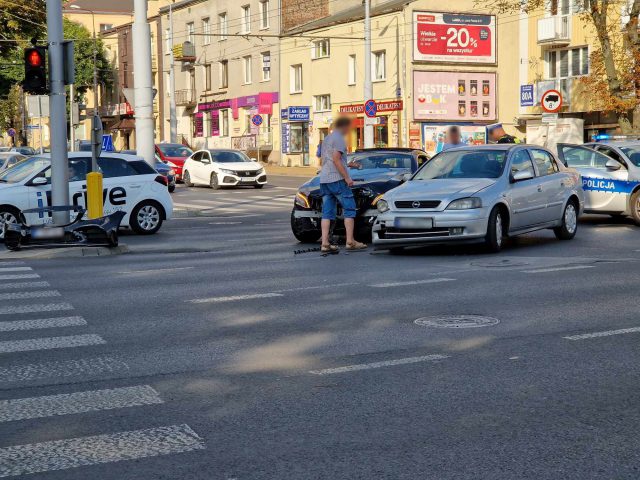 Zderzenie mercedesa z oplem na skrzyżowaniu. Policjanci ustalają, który z kierowców zawinił (zdjęcia)