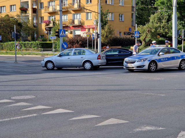 Zderzenie mercedesa z oplem na skrzyżowaniu. Policjanci ustalają, który z kierowców zawinił (zdjęcia)