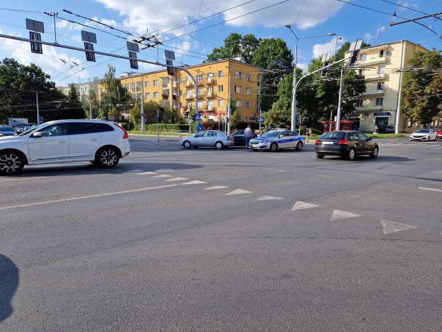 Zderzenie mercedesa z oplem na skrzyżowaniu. Policjanci ustalają, który z kierowców zawinił (zdjęcia)