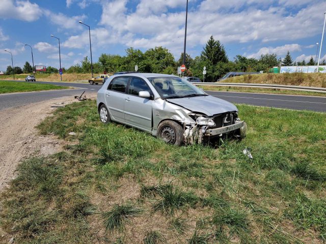 Postanowił zawrócić tam, gdzie nie można. Doprowadził do zderzenia z toyotą (zdjęcia)