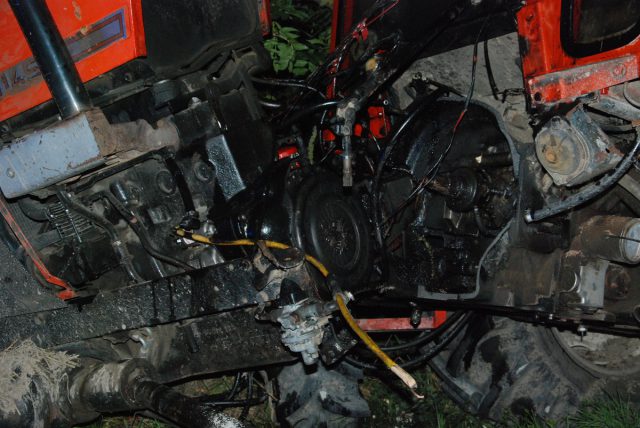 Stracił panowanie nad ciągnikiem rolniczym, maszyna uderzyła w drzewo. Traktorzysta zginął na miejscu (zdjęcia)