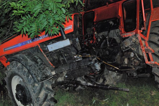 Stracił panowanie nad ciągnikiem rolniczym, maszyna uderzyła w drzewo. Traktorzysta zginął na miejscu (zdjęcia)