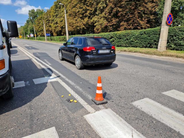 Nie zauważył kobiety na przejściu. Potrącona przez audi piesza trafiła do szpitala (zdjęcia)