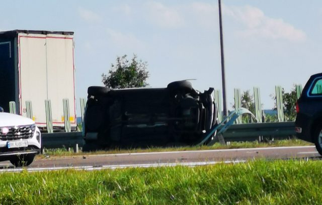 Kolejny wypadek na ekspresówce. Na miejsce jadą służby ratunkowe, są utrudnienia w ruchu (zdjęcia)