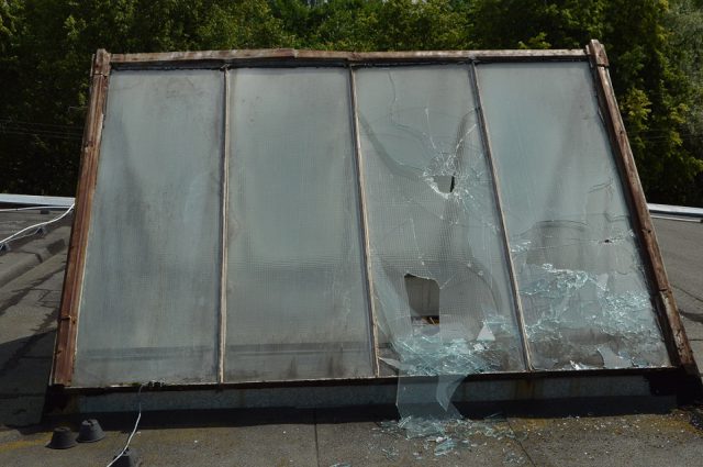 Trzech nastolatków się nudziło. Wybili niemal 150 szyb w oknach. Nie są w stanie powiedzieć dlaczego (zdjęcia)