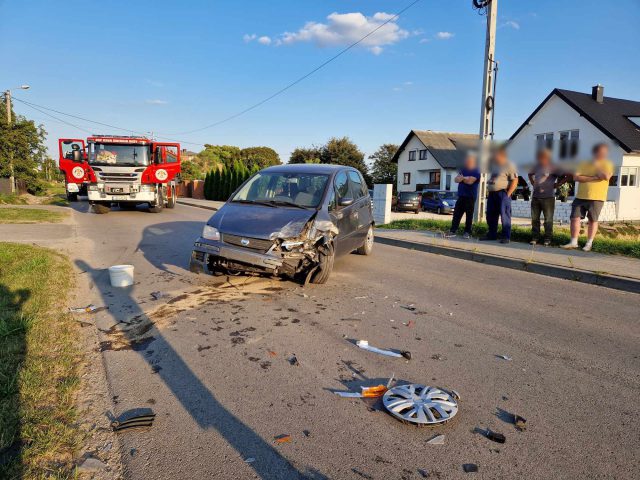 Zderzenie fiata z hyundaiem na prostej trasie, jedno z aut dachowało. Droga jest zablokowana (zdjęcia)