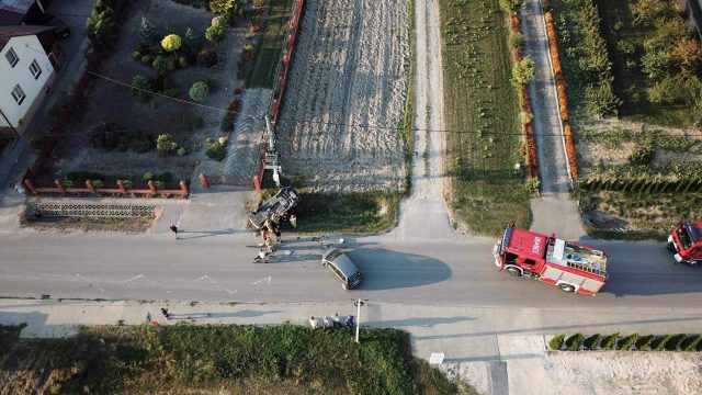 Zderzenie fiata z hyundaiem na prostej trasie, jedno z aut dachowało. Droga jest zablokowana (zdjęcia)