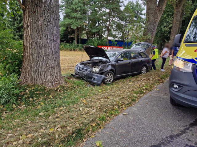 Włączał się do ruchu. Doprowadził do zderzenia pojazdów, jedno z aut uderzyło w drzewo (zdjęcia)