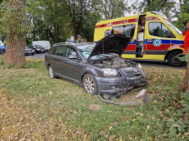 Włączał się do ruchu. Doprowadził do zderzenia pojazdów, jedno z aut uderzyło w drzewo (zdjęcia)