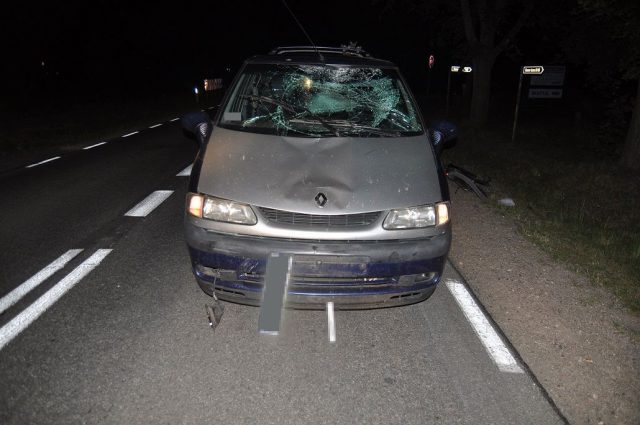 Na skrzyżowaniu nastolatek wjechał rowerem wprost przed renaulta. Potrącony cyklista został ranny (zdjęcia)