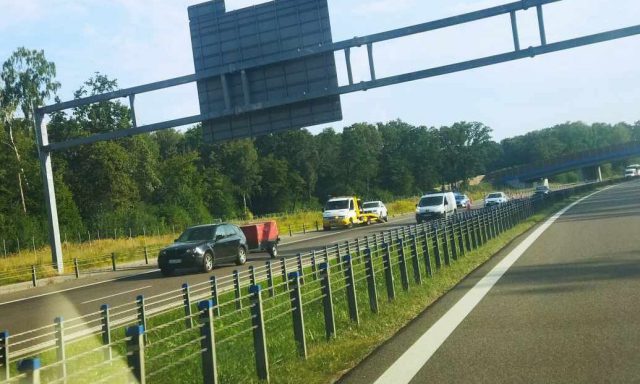 BMW uderzyło w bariery na ekspresówce. Niebawem to samo uczyniło kolejne auto (zdjęcia)