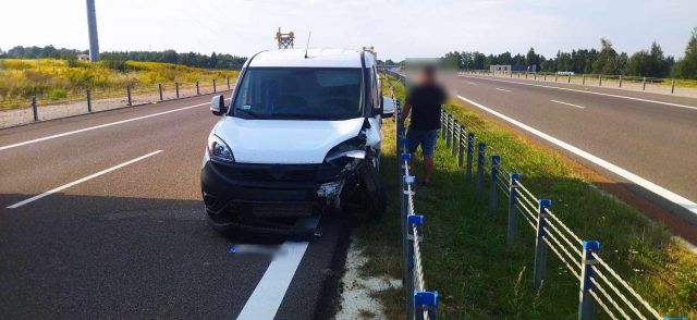 BMW uderzyło w bariery na ekspresówce. Niebawem to samo uczyniło kolejne auto (zdjęcia)