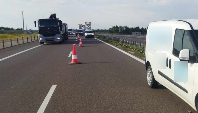 BMW uderzyło w bariery na ekspresówce. Niebawem to samo uczyniło kolejne auto (zdjęcia)