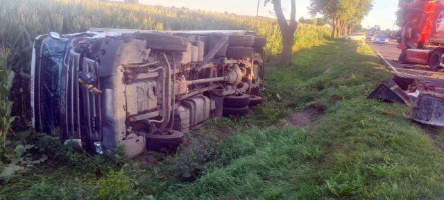 Ciągnik siodłowy zderzył się ze śmieciarką, jeden pojazd leży na boku. Trasa jest zablokowana (zdjęcia)