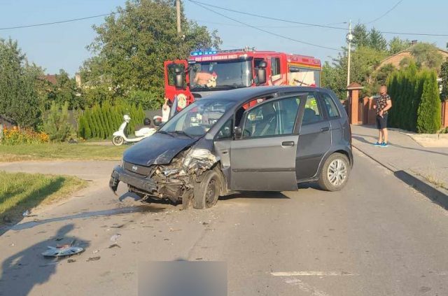 Zderzenie fiata z hyundaiem na prostej trasie, jedno z aut dachowało. Droga jest zablokowana (zdjęcia)