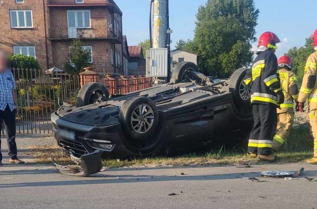 Zderzenie fiata z hyundaiem na prostej trasie, jedno z aut dachowało. Droga jest zablokowana (zdjęcia)