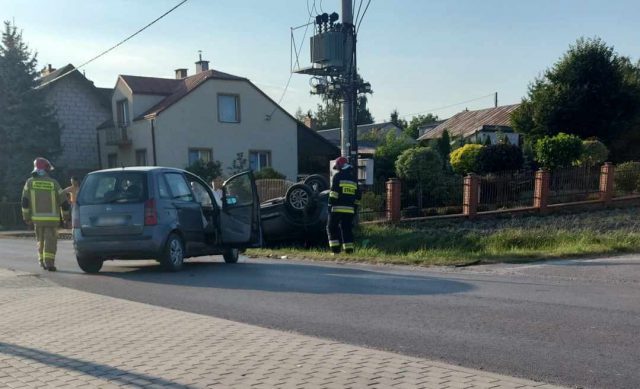 Zderzenie fiata z hyundaiem na prostej trasie, jedno z aut dachowało. Droga jest zablokowana (zdjęcia)