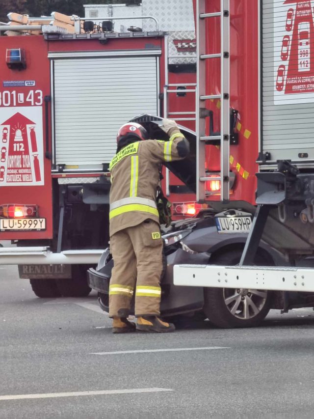 Zderzenie toyoty z mazdą na rondzie. Jedna z kierujących wjechała na czerwonym (zdjęcia)