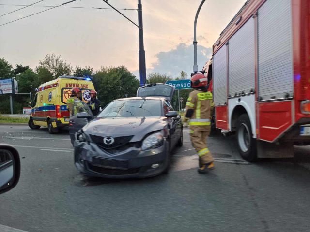 Zderzenie toyoty z mazdą na rondzie. Jedna z kierujących wjechała na czerwonym (zdjęcia)