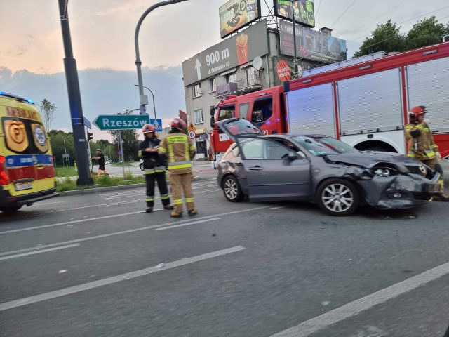 Zderzenie toyoty z mazdą na rondzie. Jedna z kierujących wjechała na czerwonym (zdjęcia)