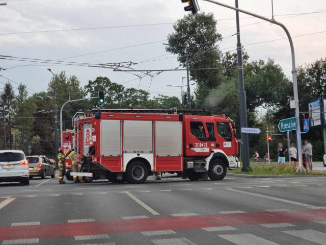 Zderzenie toyoty z mazdą na rondzie. Jedna z kierujących wjechała na czerwonym (zdjęcia)