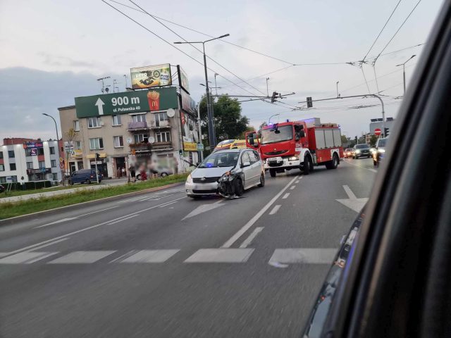 Zderzenie toyoty z mazdą na rondzie. Jedna z kierujących wjechała na czerwonym (zdjęcia)