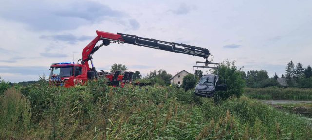 Stracił panowanie nad pojazdem. Volvo uderzyło w ogrodzenie, słup i prawie wpadło do wody (zdjęcia)