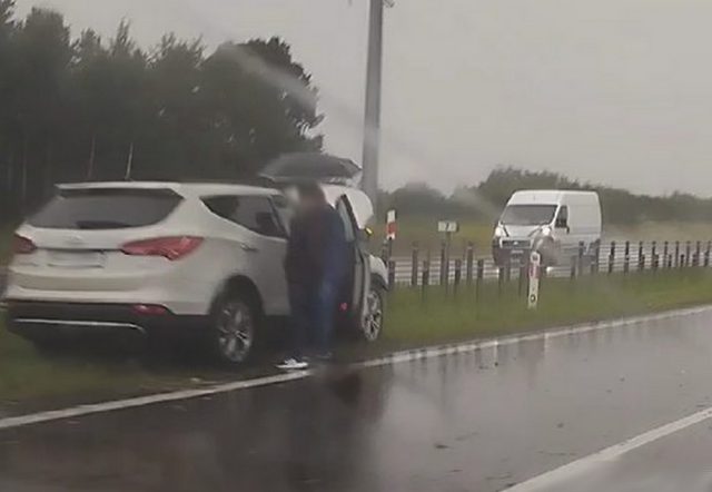 Na drodze S19 pojazd osobowy uderzył w bariery energochłonne. Jeden pas zablokowany (zdjęcia)